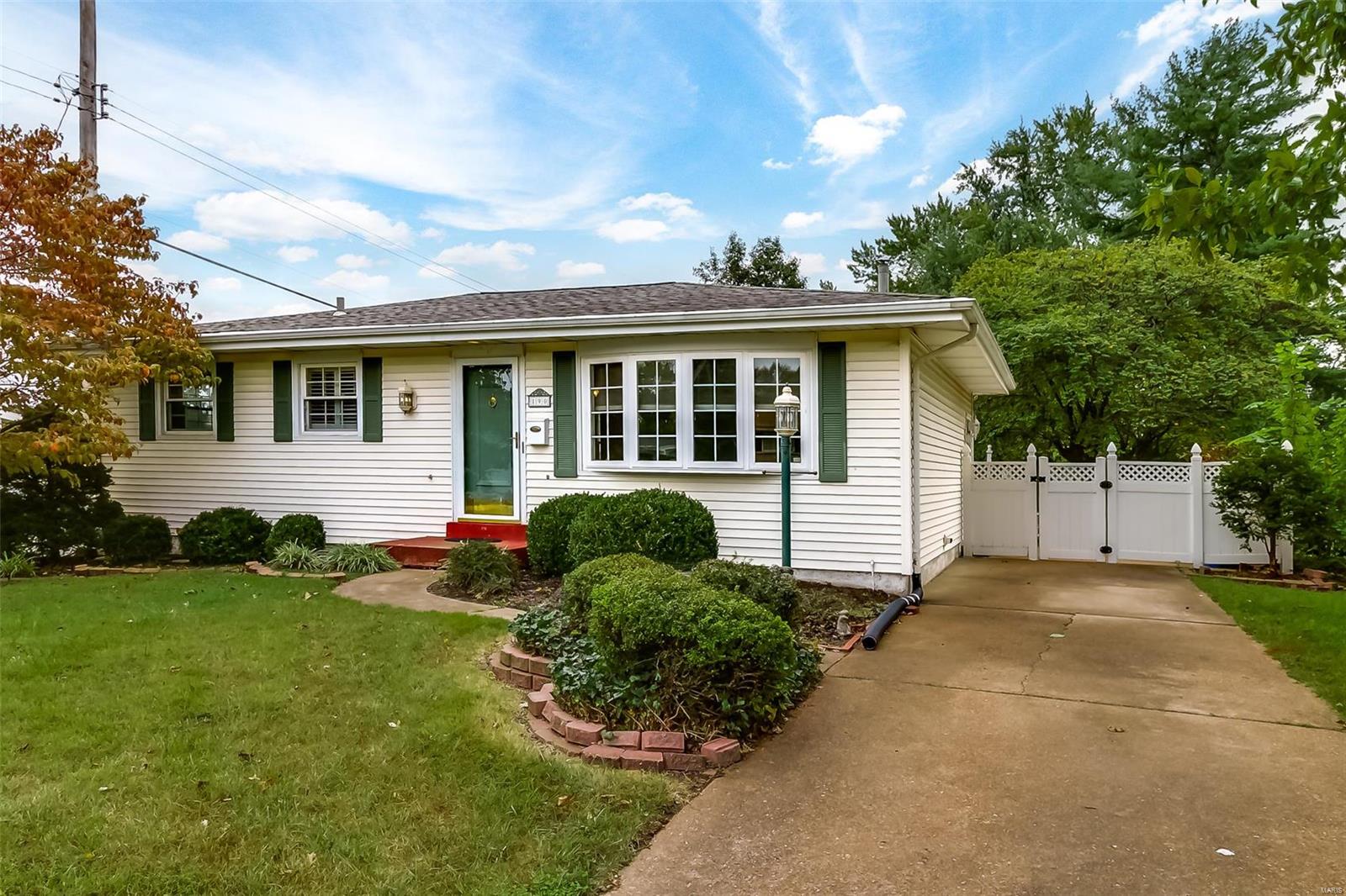 Cortez Dr, Florissant, MO 63031