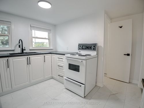 upper-100 Donald St, Barrie, ON, L4N1E3 | Card Image