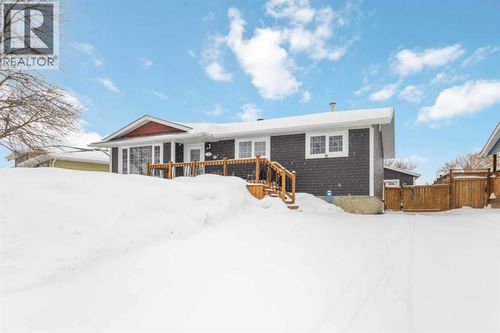 334 Hillcrest Dr, Fort Mcmurray, AB, T9H3X5 | Card Image