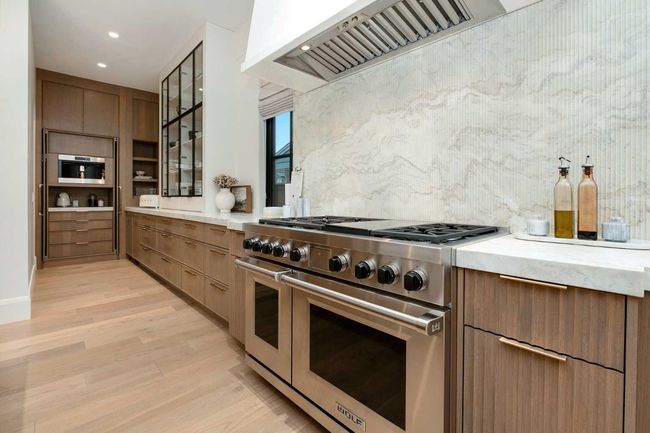 6918 Legare Dr Sw, House other with 4 bedrooms, 7 bathrooms and 3 parking in Calgary AB | Image 8