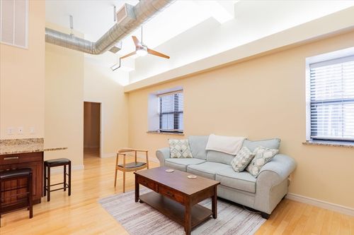 unit-104-212 N Center St, Bloomington, IL, 61701-3944 | Card Image