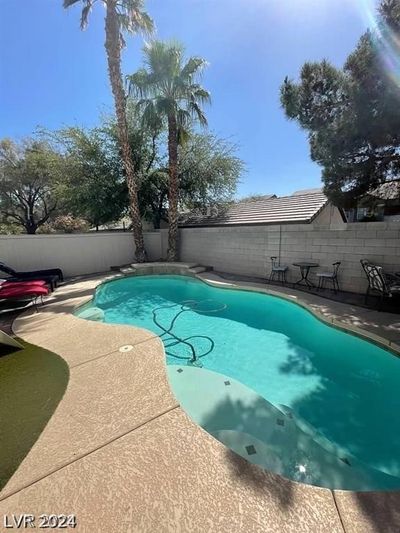 9801 Bradford Summit Street, House other with 3 bedrooms, 2 bathrooms and null parking in Las Vegas NV | Image 2