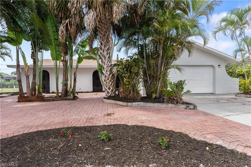 8925 Dorchester St, Fort Myers, FL, 33907-5910 | Card Image