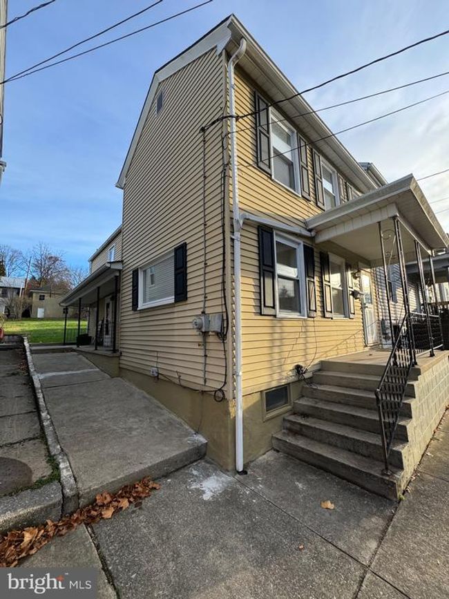 421 Moore St, House other with 3 bedrooms, 2 bathrooms and null parking in HUNTINGDON PA | Image 4