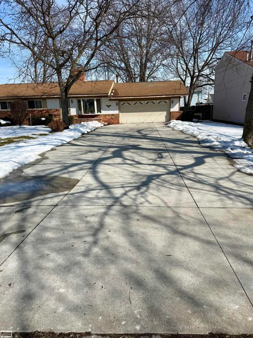 41164 Belvidere St, Harrison Township, MI, 48045-1401 | Card Image