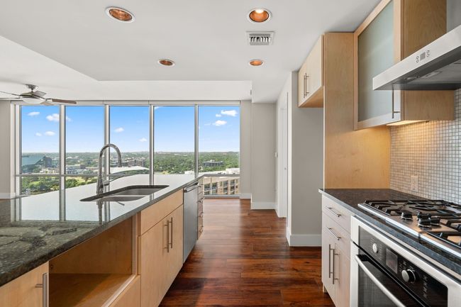 APT-2402 - 300 Bowie St, Condo with 3 bedrooms, 3 bathrooms and 2 parking in Austin TX | Image 4