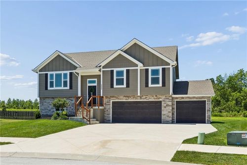 20602 Copper Creek Dr, Peculiar, MO, 64078-7869 | Card Image