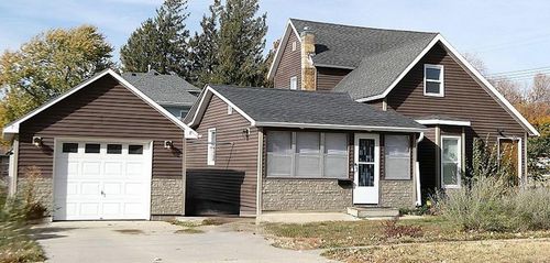 901 11th St, Grundy Center, IA, 50638-1124 | Card Image