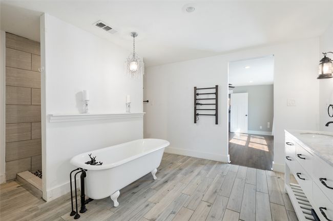 Relax in the freestanding clawfoot tub | Image 20