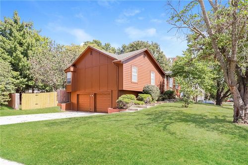 105 Ne Leann Dr, Blue Springs, MO, 64014-1311 | Card Image