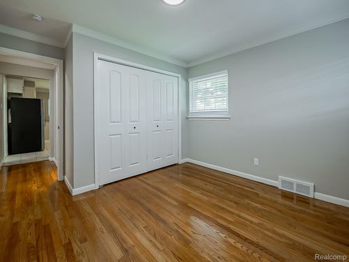24620 Wood St, Saint Clair Shores, MI, 48080-4404 | Card Image
