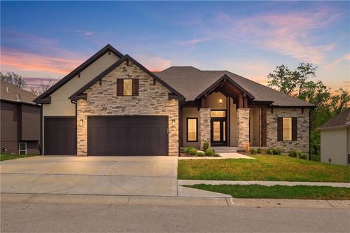 13446 Terrace Park Dr, Parkville, MO, 64152-5516 | Card Image