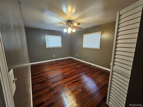 20999 Seminole St, Southfield, MI, 48033-3551 | Card Image