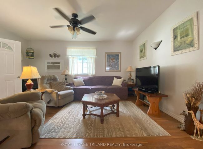 2 - 9951 Northville Cres, Home with 2 bedrooms, 1 bathrooms and 2 parking in Thedford ON | Image 4