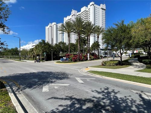 apt-808-14951 Royal Oaks Ln, North Miami, FL, 33181-2477 | Card Image
