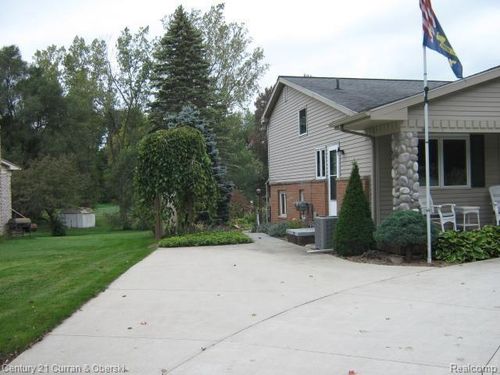 11328 Kingsley Dr, Grand Blanc, MI, 48439-1226 | Card Image