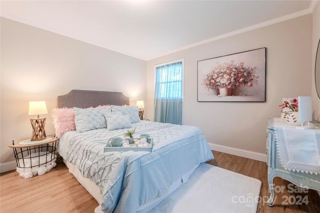 Secondary bedroom in front corner of cottage | Image 27