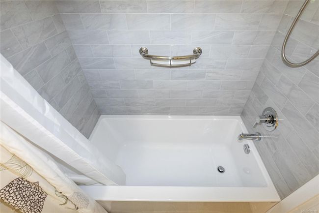 Soaker tub in the ensuite | Image 25