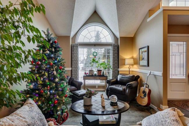 315 Hawkstone Close Nw, Home with 5 bedrooms, 3 bathrooms and 6 parking in Calgary AB | Image 6