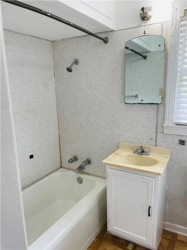 Upstairs bathroom | Image 18