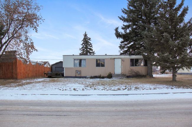 5402 46 Avenue W, Home with 3 bedrooms, 1 bathrooms and 2 parking in Forestburg AB | Image 1