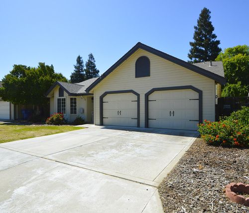 1879 E El Paso Ave, Fresno, CA, 93720-2790 | Card Image