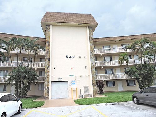 220-300 Village Green Cir S, Palm Springs, FL, 33461-6517 | Card Image