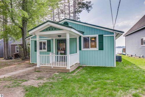 4829 Kokosing Rd, Hale, MI, 48739-8945 | Card Image