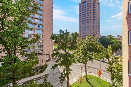 303-310 W 49th St, Kansas City, MO, 64112-3505 | Card Image