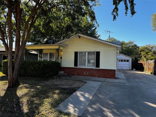 829 Yale St, River Oaks, TX, 76114-2827 | Card Image