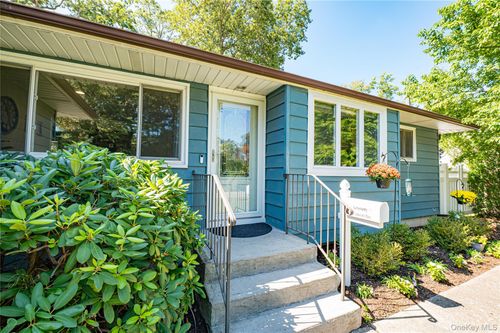 12 Wadsworth Pl, Smithtown, NY, 11787-4943 | Card Image