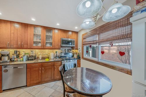 2023 Whitestone Expy, Whitestone, NY, 11357-3484 | Card Image