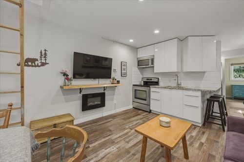 3-2231 Sapporo Dr, Whistler, BC, V8E0B5 | Card Image