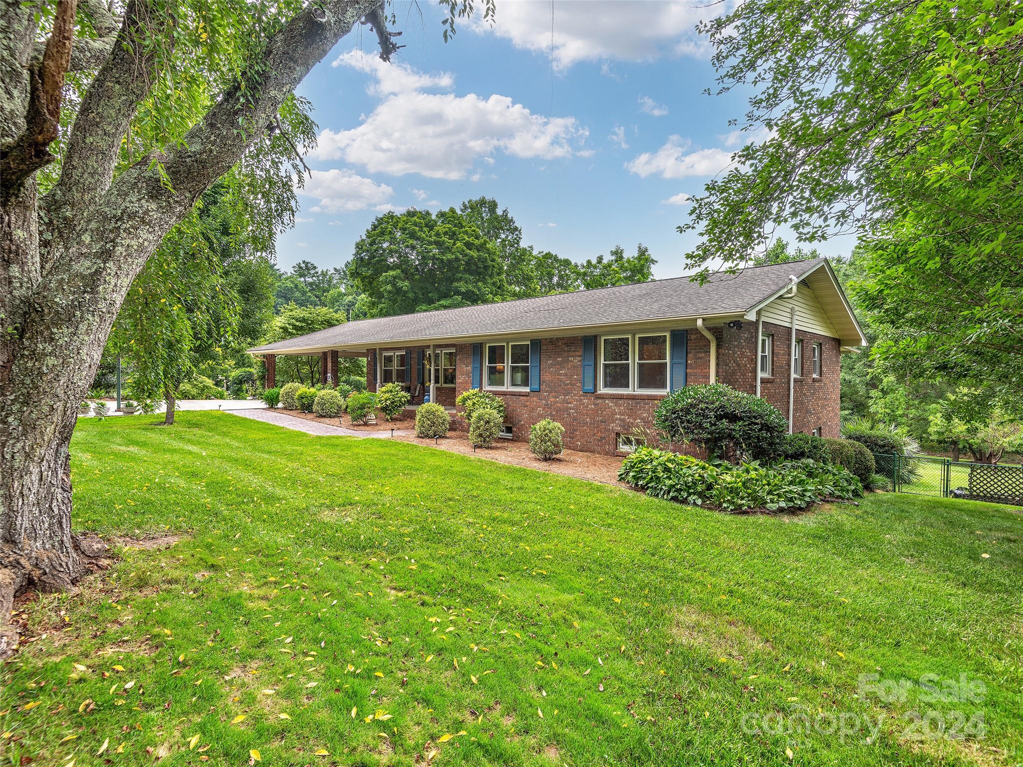 Country Rd, Hendersonville, NC 28791