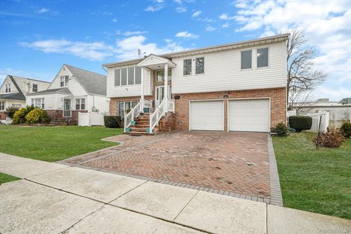 105 Arlington St, Mineola, NY, 11501-2004 | Card Image