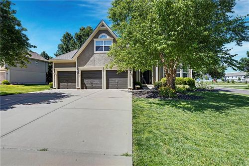 19480 W 207th Ter, Spring Hill, KS, 66083-7552 | Card Image