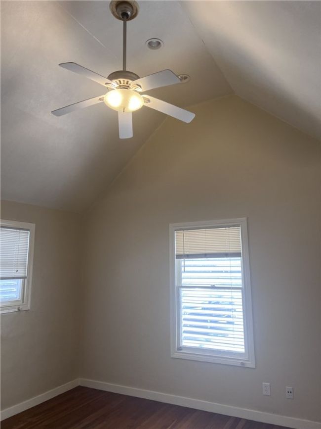 Bedroom with high ceiling | Image 8
