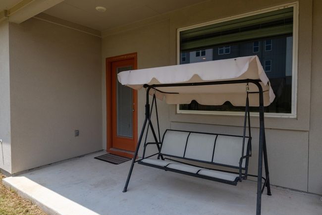 Property entrance with stucco siding | Image 22