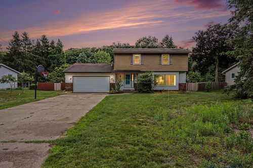 1915 Shorewood Dr, Norton Shores, MI, 49441-5255 | Card Image