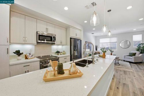 150 Uptown Cir, Oakland, CA, 94607-2752 | Card Image