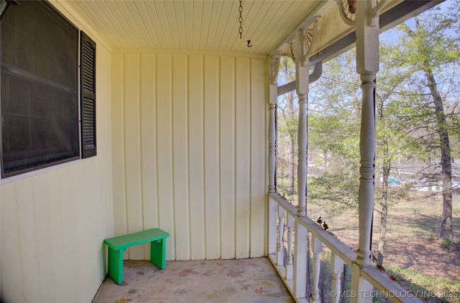 Screened in Porch off living room | Image 40