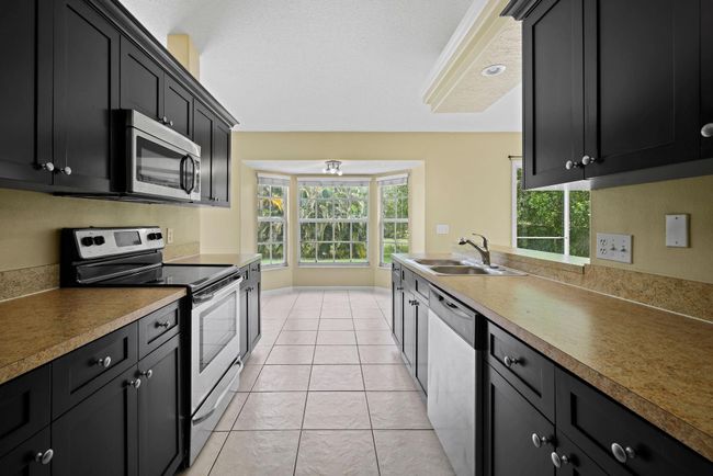 562 Sw Badger Ter, House other with 3 bedrooms, 2 bathrooms and null parking in Port St. Lucie FL | Image 13