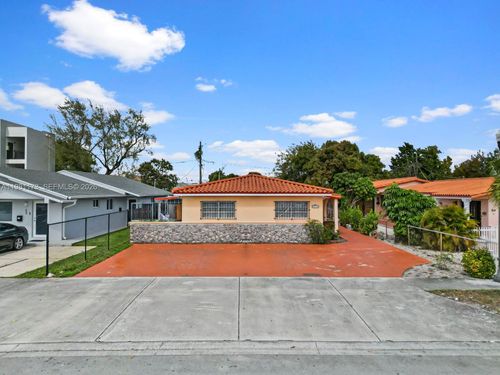 27 E 12th St, Hialeah, FL, 33010-3529 | Card Image