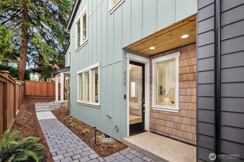 639 18th Avenue W, Kirkland, WA, 98033 | Card Image