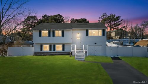 9 Meadow Ave, Medford, NY, 11763-4318 | Card Image