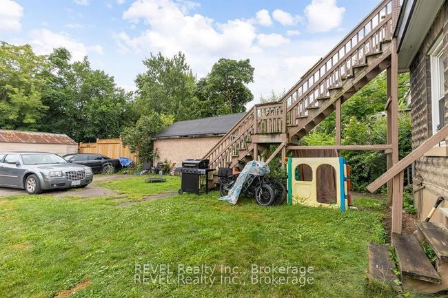 92 1/2 Welland Ave, Home with 3 bedrooms, 2 bathrooms and 2 parking in Saint Catharines ON | Image 4