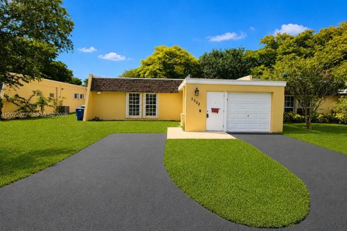 7332 Bay Hill Dr, Hialeah, FL, 33015-2208 | Card Image