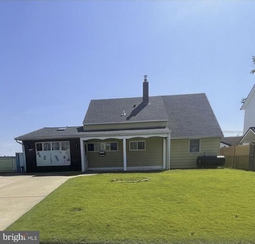 16 Honeysuckle Ln, LEVITTOWN, PA, 19055-1322 | Card Image
