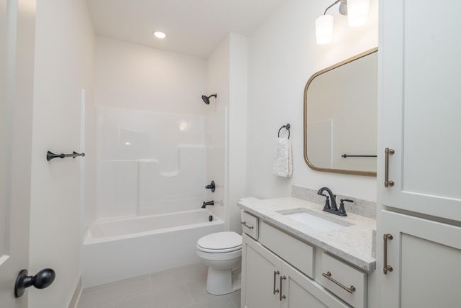 Guest/Hall Bath with Linen Closet | Image 27