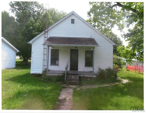 313 N 1st St, Witt, IL, 62094-1035 | Card Image